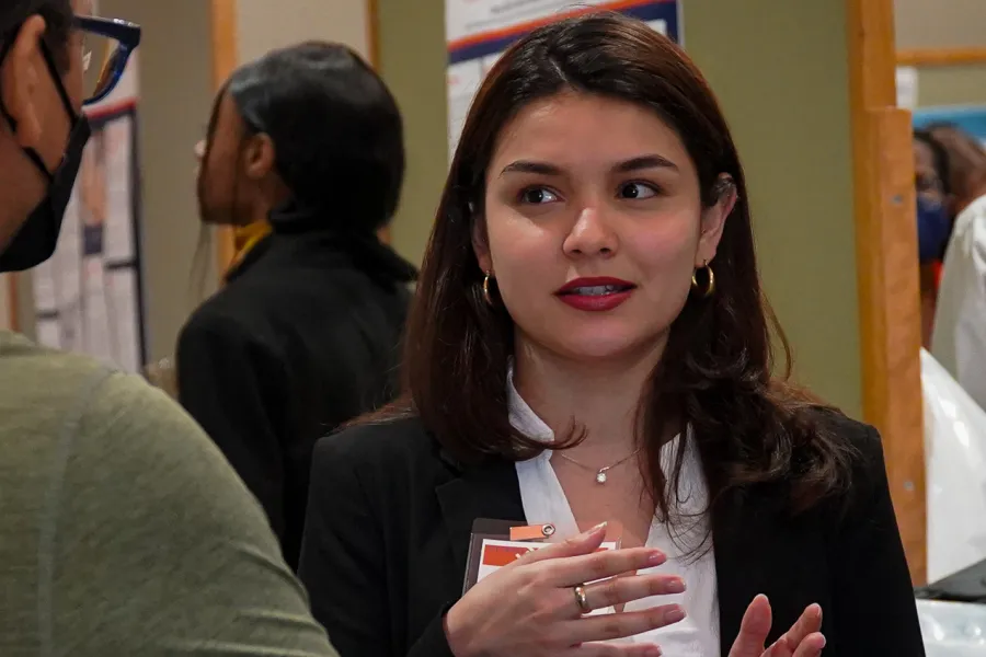 A student representer at ISRS explaining their research to another student